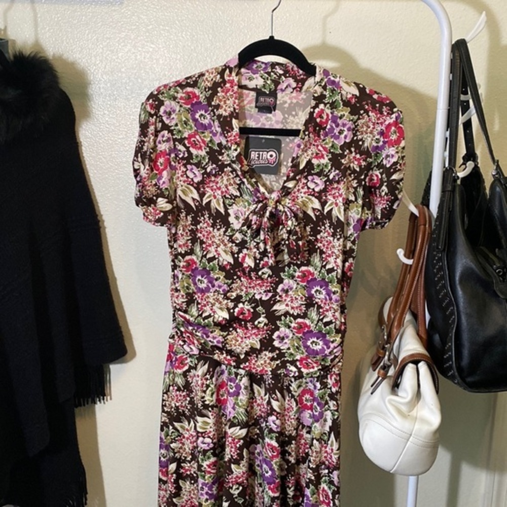 Retro style dress with tie at neck